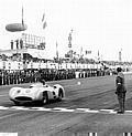 Grosser Preis von Italien in Monza, 11. September 1955. Juan Manuel Fangio (Startnummer 18) auf Mercedes-Benz Formel-1-Rennwagen W 196 R mit Stromlinienkarosserie fährt als Sieger durchs Ziel.